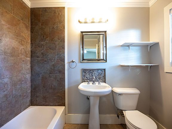 4007_COMMON_STREET_1-BATHROOM_01282025
