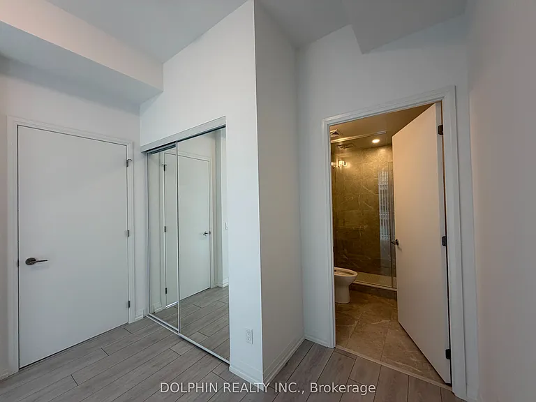 400 King St W #722 — Photo 13