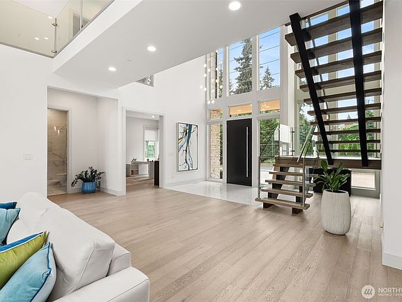 5th image of 9824 Fruitland Avenue E