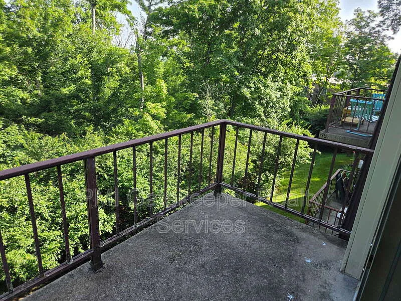2 bed, 1.5 bath, 942 sqft, $1,300 — Photo 3