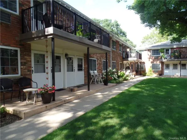178 Jervis Ave #178, Farmingdale, NY 11735