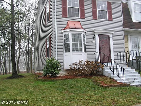 Front Yard 3 parking spaces