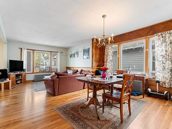 Dining area first level (2nd floor)