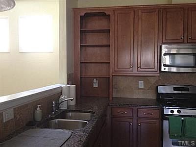 5th image of 46 Denby Cir