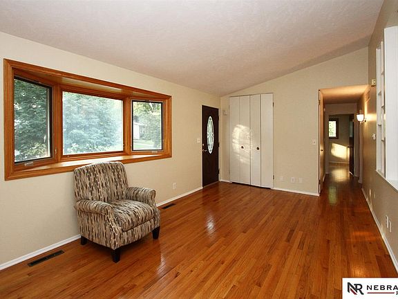 3rd image of 601 W Broadview Dr