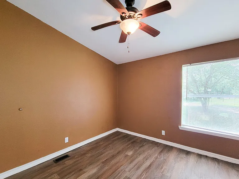 20284 Forest Woods Ln — Photo 23
