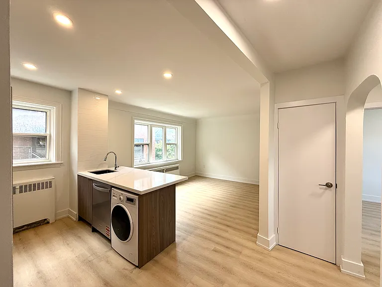 1024 King St E — Photo 7