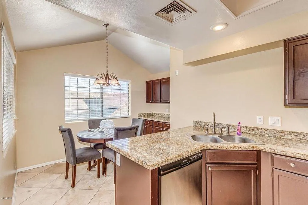 3 bed, 1372 sqft, $2,500 — Photo 3