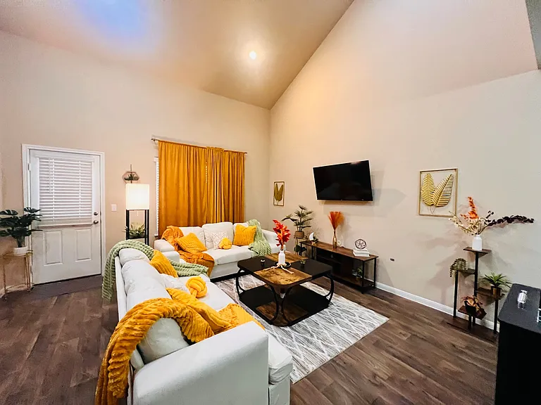 135 Cibolo Creek Dr — Photo 2
