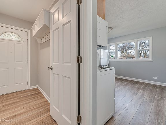 3rd image of 15938 Lorel Ave