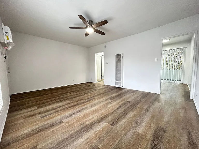 13860 Burbank Blvd — Photo 18