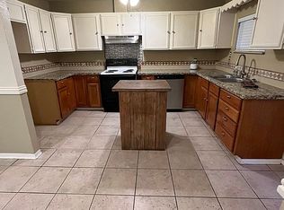 900 Robinhood Ln, Angleton, TX 77515