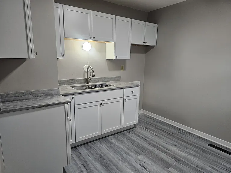 1062 Brentnell Ave — Photo 3