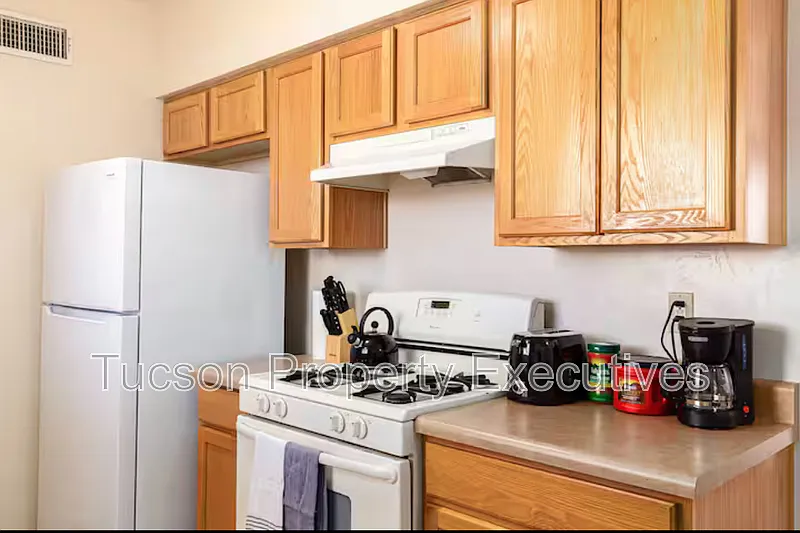 2 bed, 1.0 bath, 1000 sqft, $1,300 — Photo 4