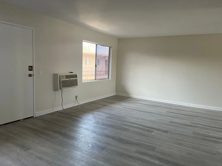 Columbus Apartments — Photo 11