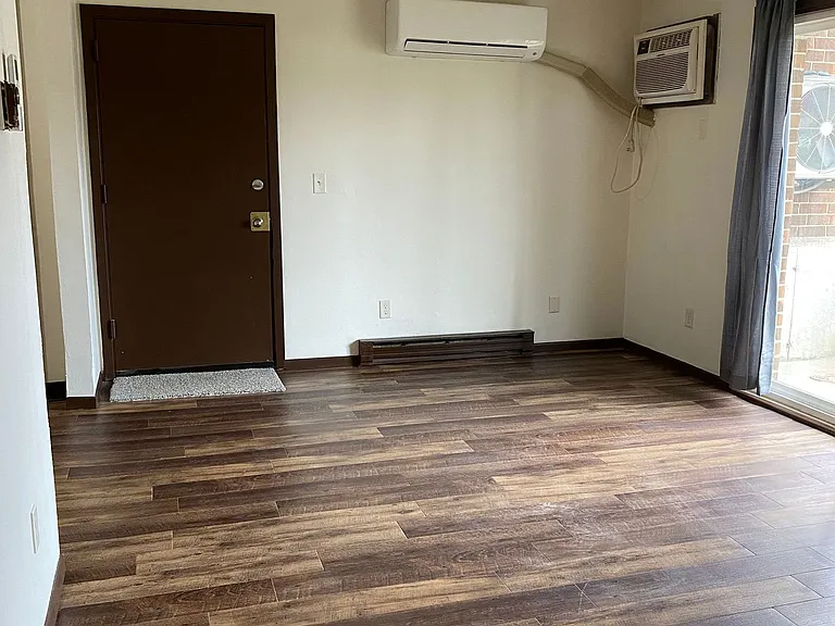 Immaculate Updated 2 Bedroom with 1 Bath — Photo 12