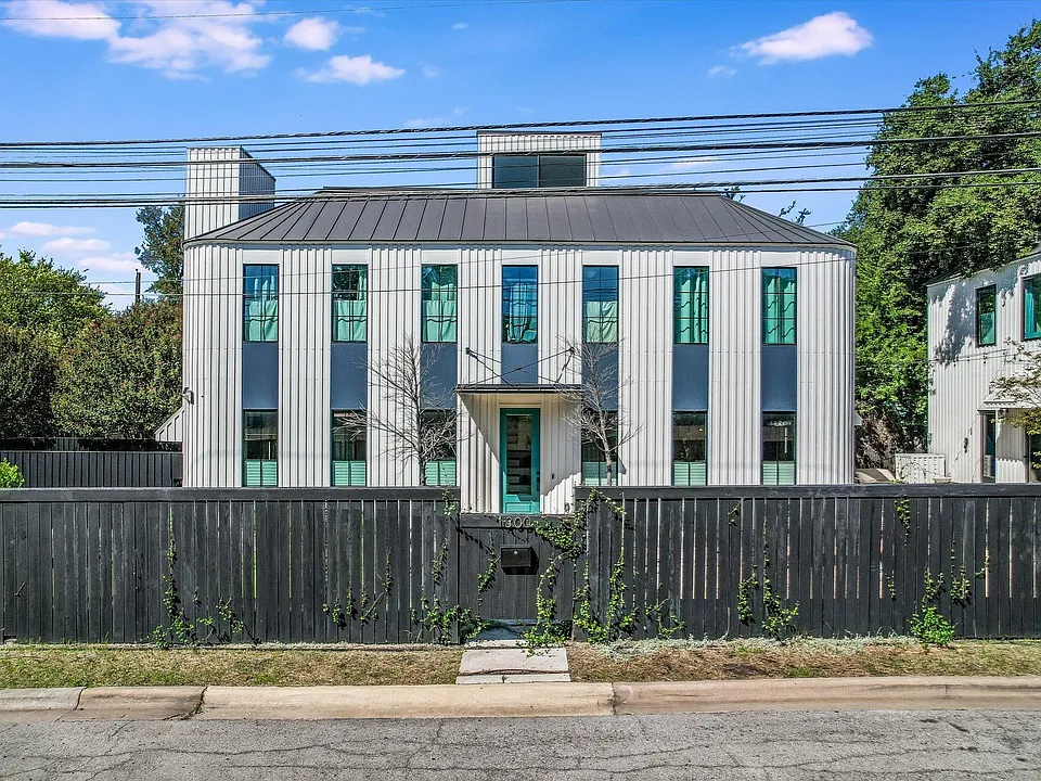 1300 Navasota St
