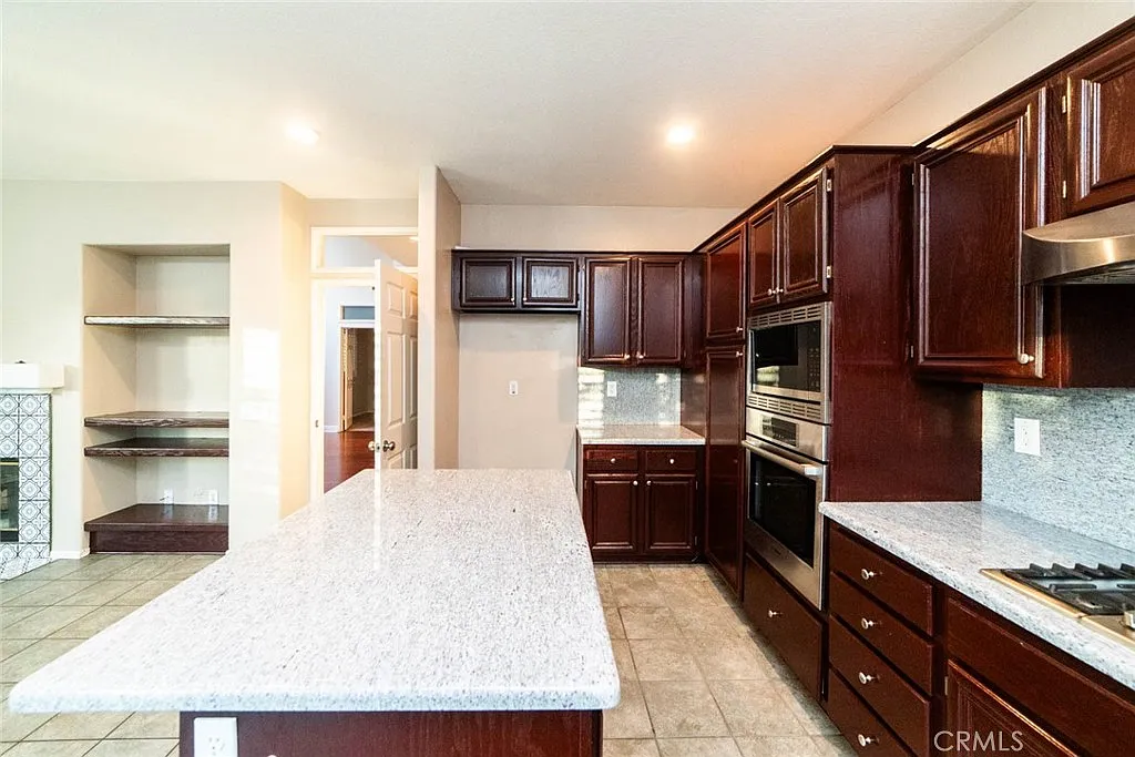 4 bed, 3.0 bath, 2186 sqft, $4,950 — Photo 4