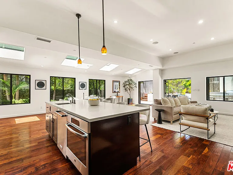 8836 Wonderland Ave — Photo 14