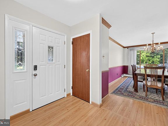 2nd image of 1104 Gloria Ln