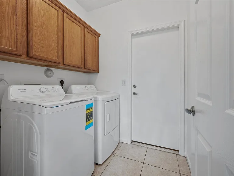 106 Fernwood Cres — Photo 24