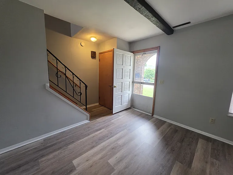 542 Maple Tree Ln — Photo 3