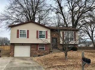 524 Tremont Dr, Godfrey, IL 62035