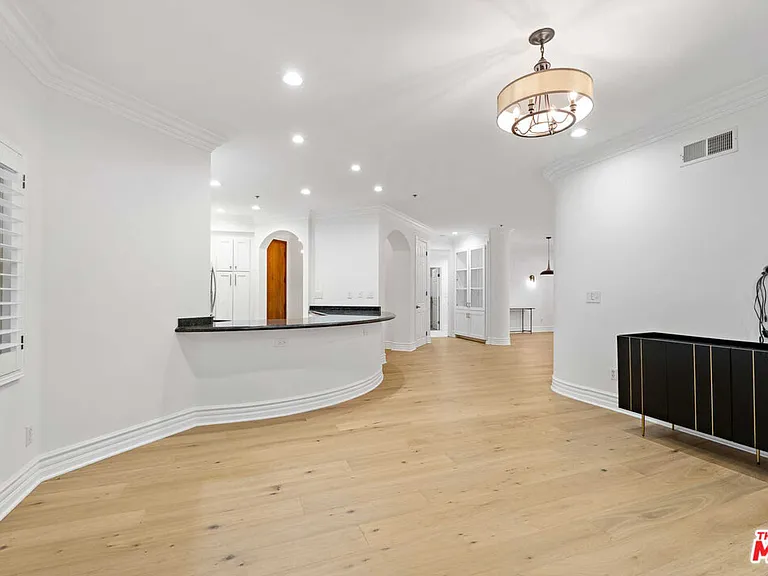 850 N Croft Ave #303 — Photo 9