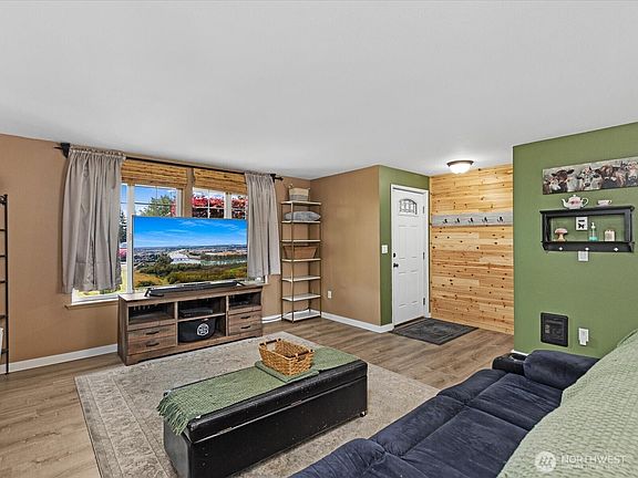 3rd image of 9730 52nd Avenue NE