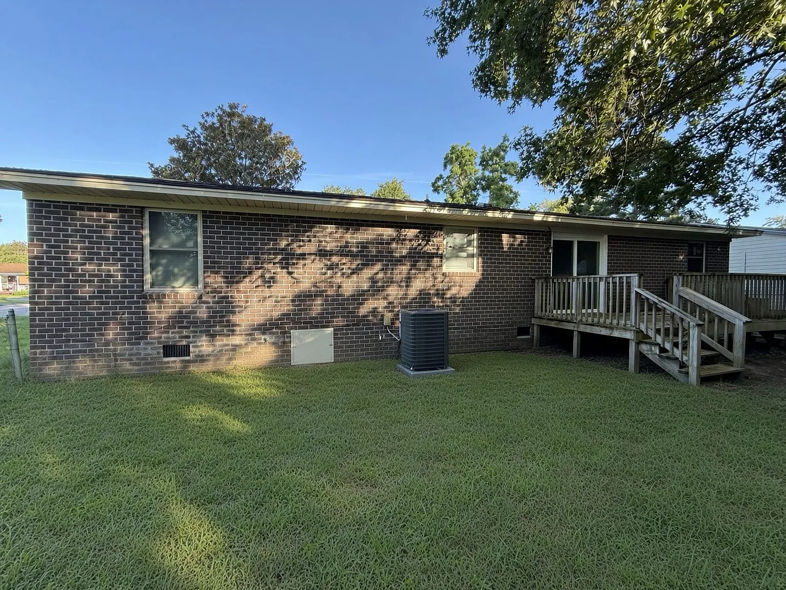 3 bed, 1.0 bath, 1100 sqft, $1,850 — Photo 2