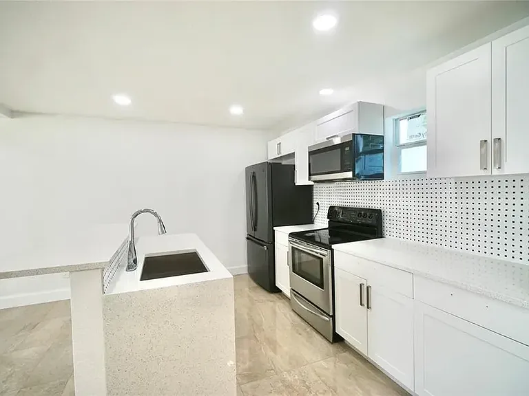 2205 A E Isaacs Ave W — Photo 14