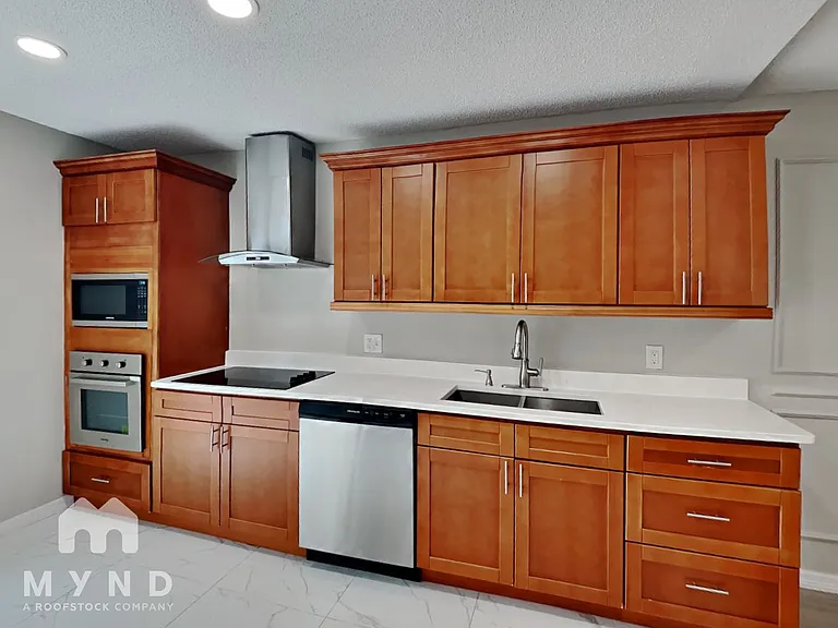 1960 Gregory Dr — Photo 4
