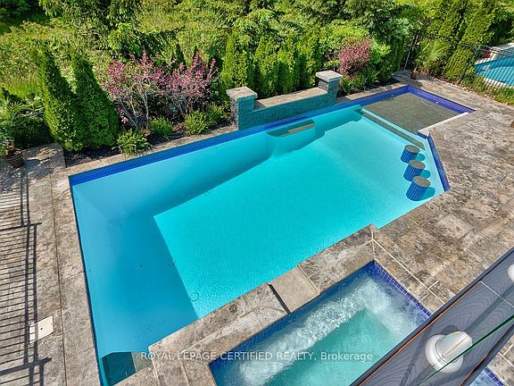 2nd image of 2499 Highmount Cres