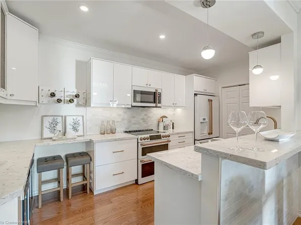 2075 Amherst Heights Dr #305, Burlington, ON L7P 5B8