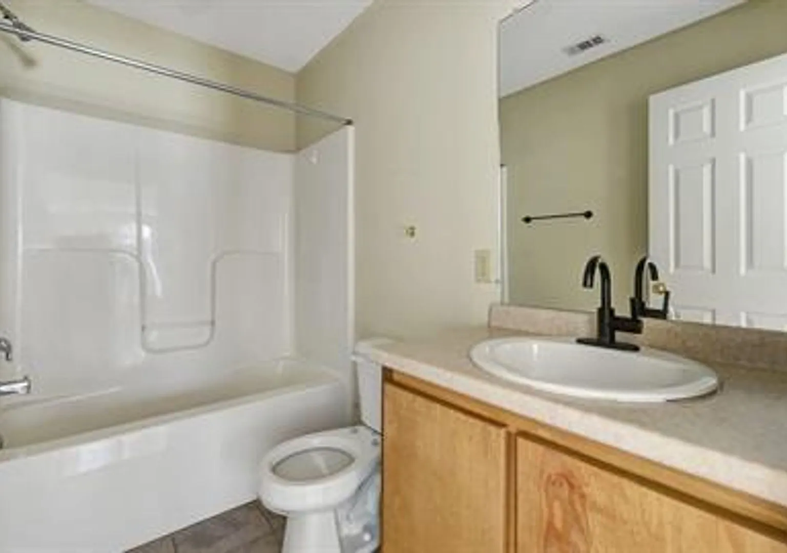 Beautiful duplex 3 bedroom 2 bath!! — Photo 2