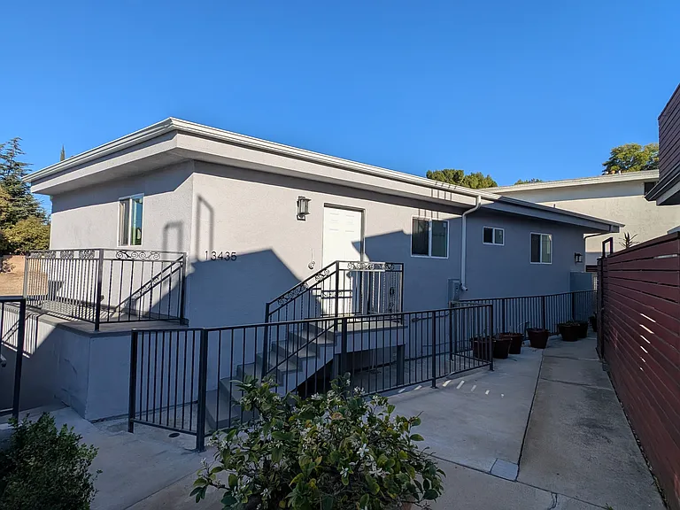 13435 Moorpark St — Photo 5