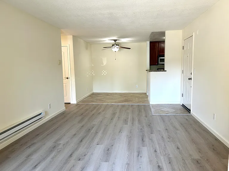 1102 Yarwood Ct — Photo 2
