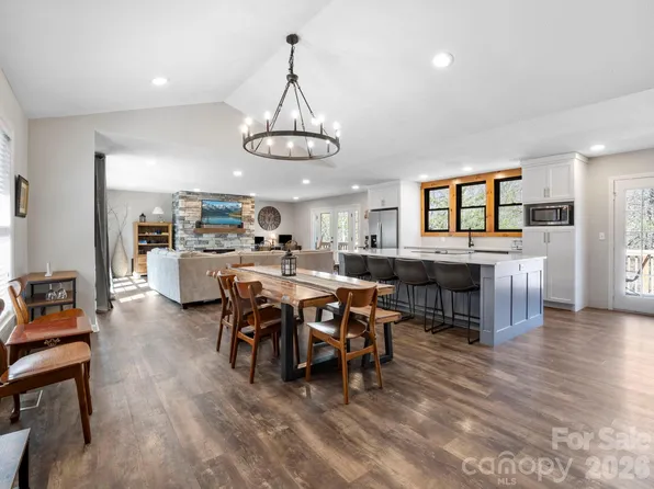 137 Weaver Ct, Lake Lure, NC 28746
