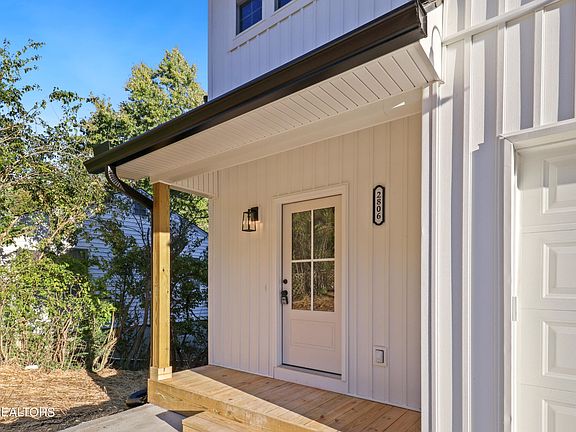 4th image of 2806 Greenway Dr