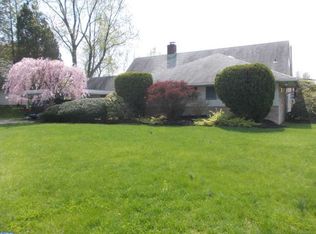 37 Falcon Rd, Levittown, PA 19056