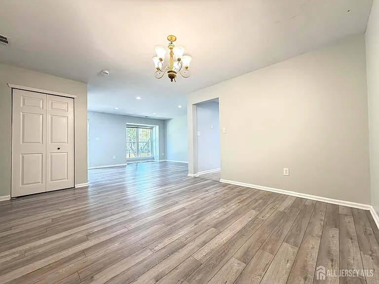 511 Dunn Cir — Photo 3