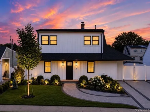 24 Crag Ln, Levittown, NY 11756