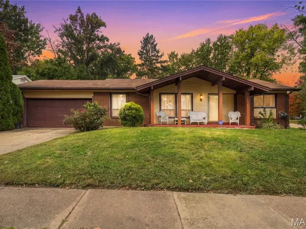 1 Lancaster Ct, Florissant, MO 63033