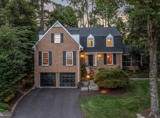 1300 Meadow Glen Dr, Vienna, VA 22182