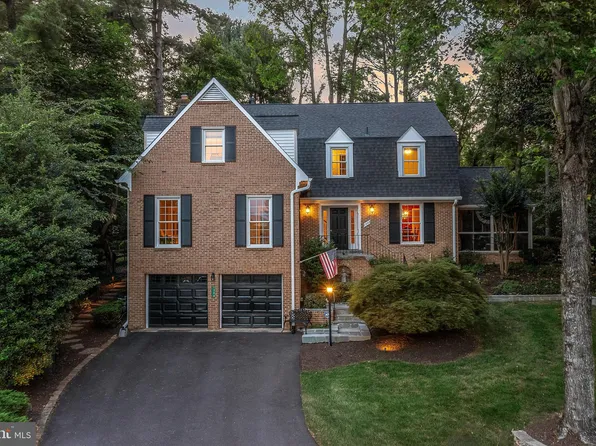 1300 Meadow Glen Dr, Vienna, VA 22182