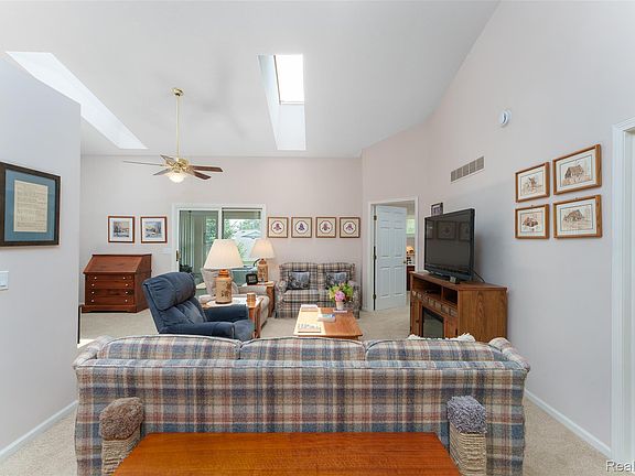 4th image of 164 Addison Cir