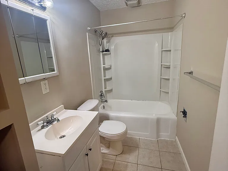 129 The Brooklands Ave — Photo 4