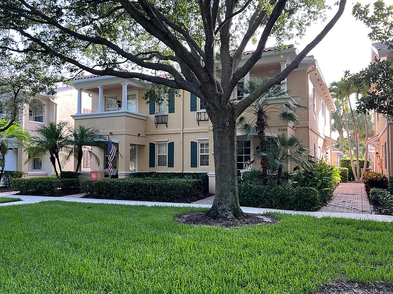 3368 Greenway Dr — Photo 2