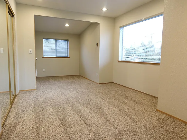 547 NE Ravenna Blvd — Photo 9