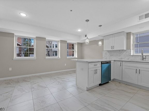 5th image of 24 Garibaldi Ave Floor 1